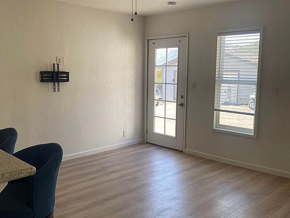 3rd image of 20032 Deerhorn Valley Rd #B