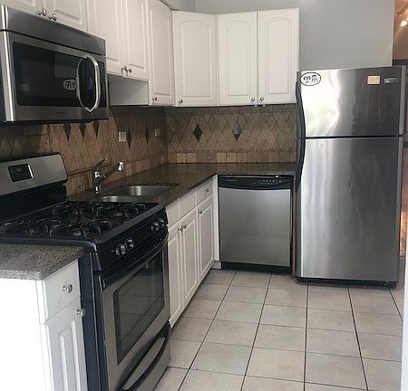 4th image of 3828 N Kenmore Ave #1F