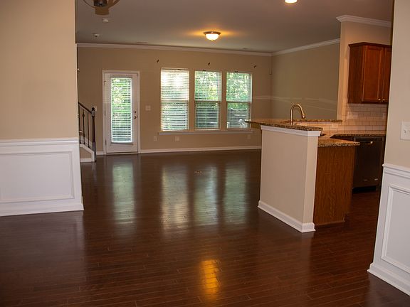 5th image of 122 Tuftin Dr #1