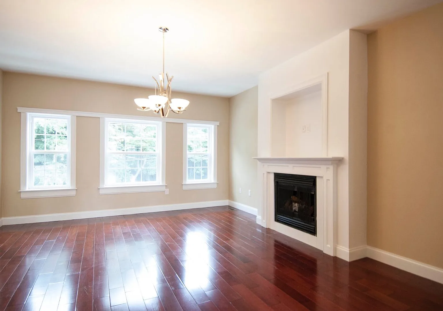 Charming 3 Bedroom — Photo 3