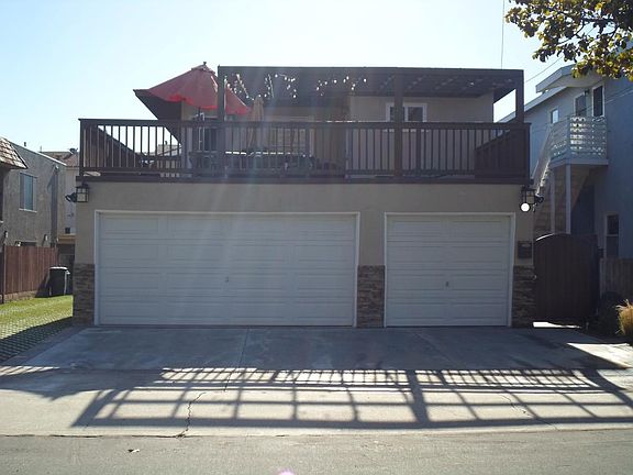2 story gorgeous home in a perfect beach location!