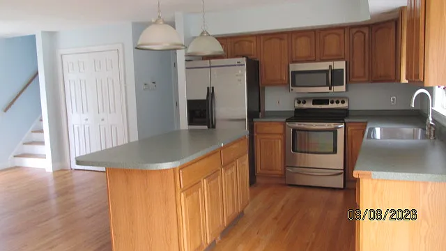 3 bed, 2056 sqft, $2,200 — Photo 2