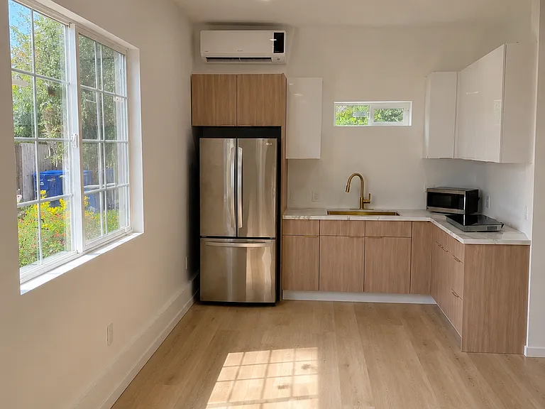 21917 Parthenia St #1/2 — Photo 4