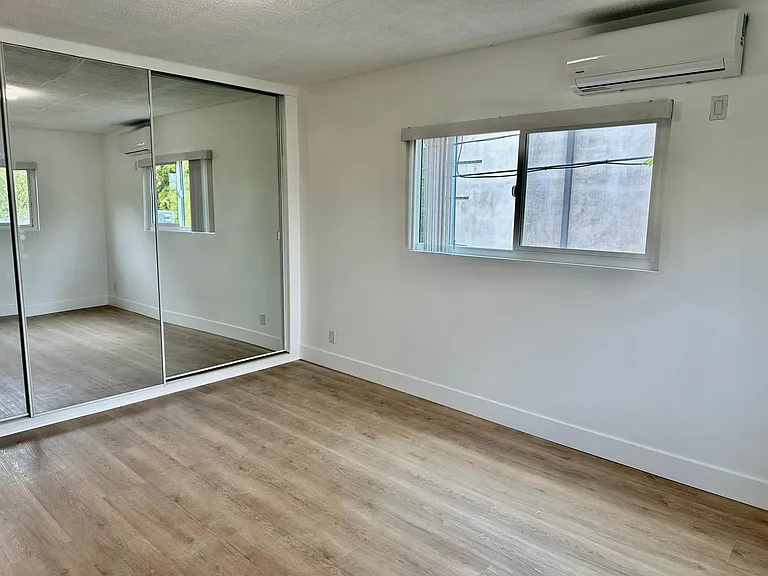 12121 La Maida St #15 — Photo 28