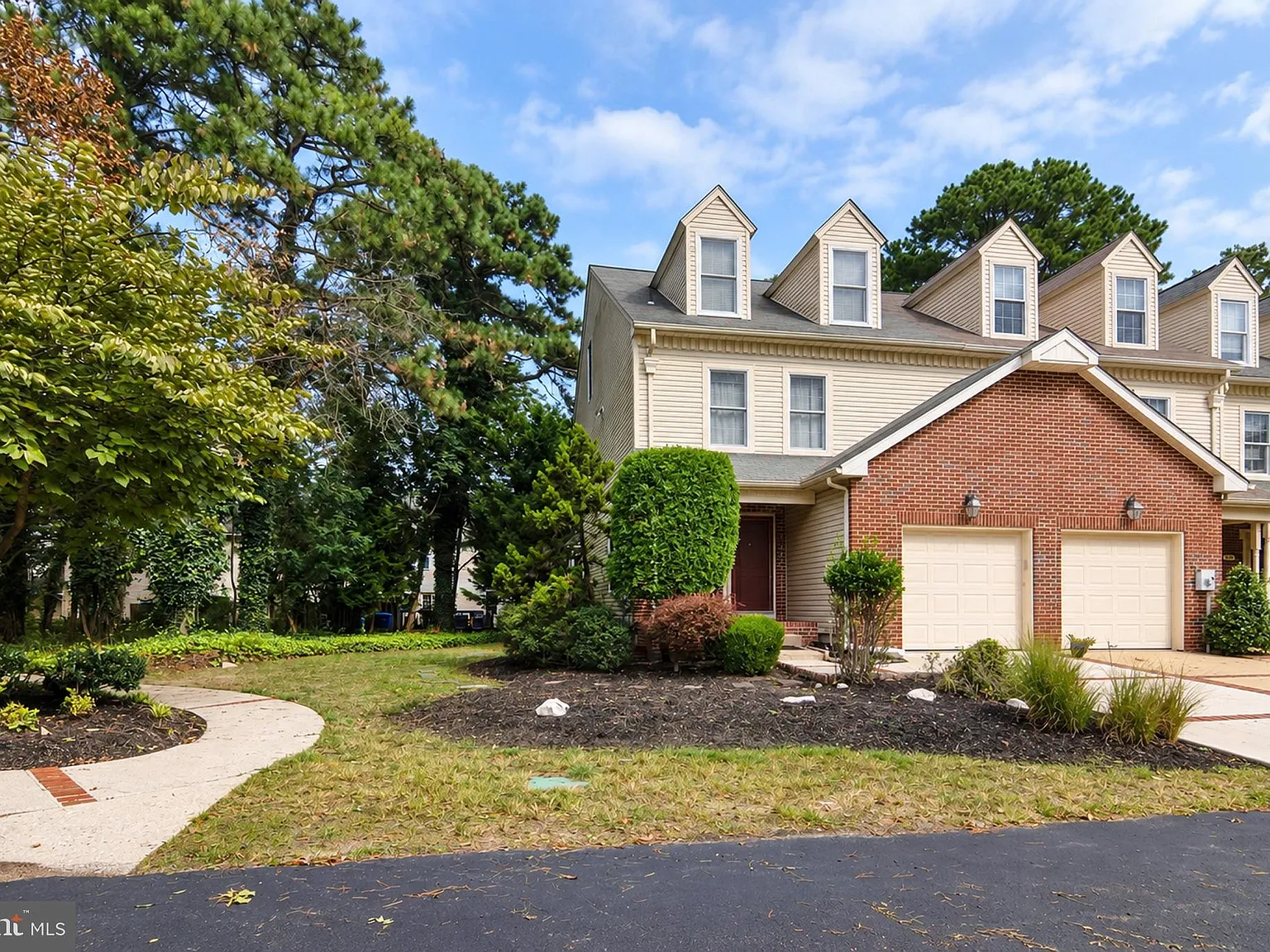 3 bed, 3.5 bath, 4305 sqft, $3,500 — Photo 2