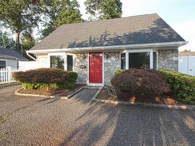 27 Center Ln, Levittown, NY, 11756