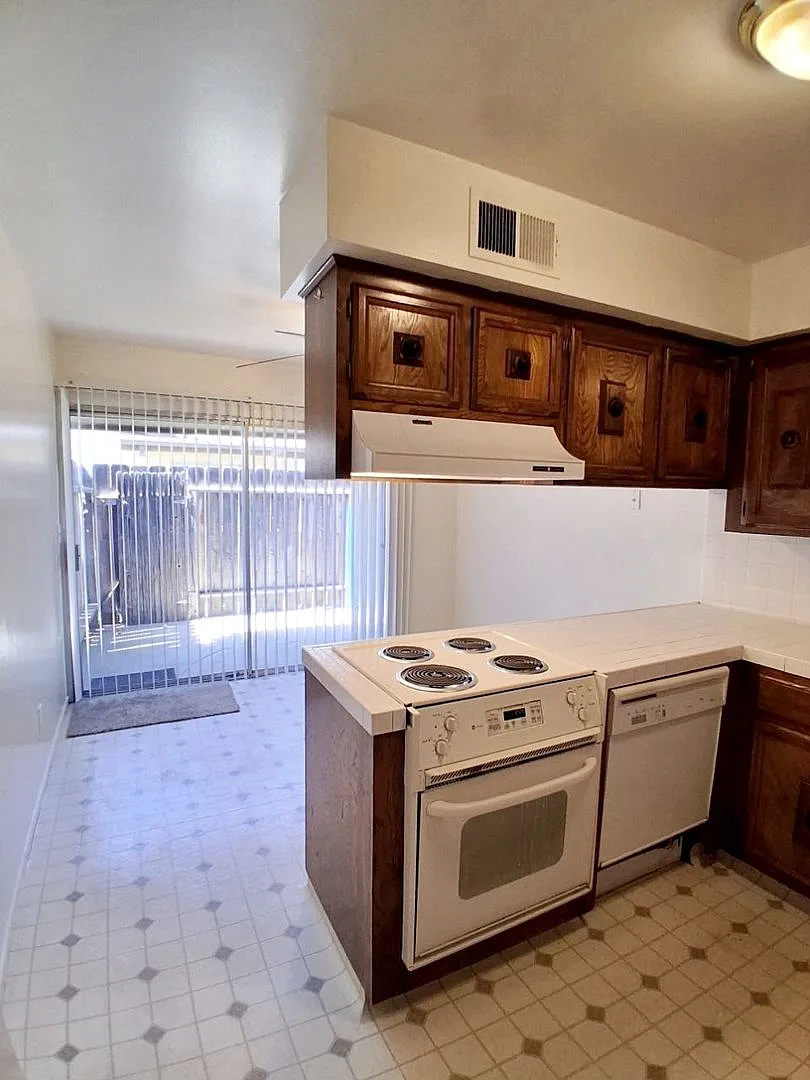 1493 W Fairmont — Photo 4