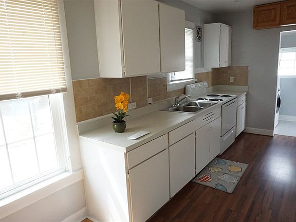 3rd image of 1812 E Empire Ave