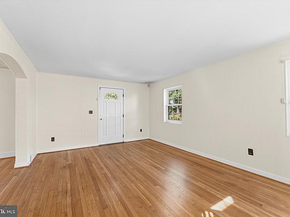 5th image of 9 N Greenbrier St