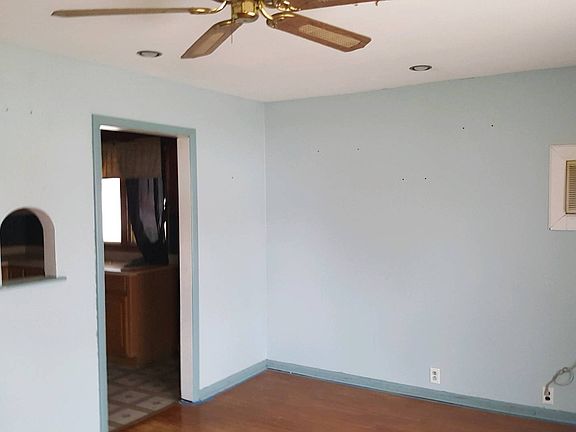 3rd image of 410 N Juniper Dr