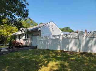 28 Pickwick Dr, Old Bethpage, NY 11804
