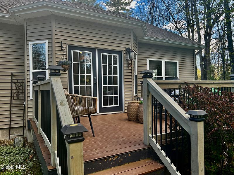 4th image of 207 E Sunnyside