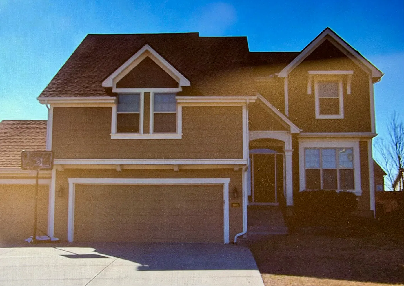 4 bed, 2.5 bath, 2042 sqft, $2,650 — Photo 2