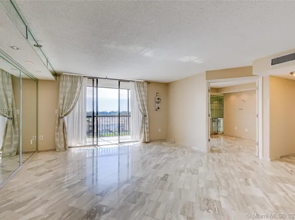 900 NE 195th St APT 610, Miami, FL 33179