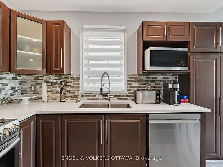 1033 Como Cres — Photo 8