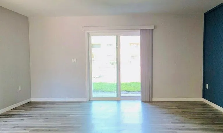 188 Berkshire Ln — Photo 2