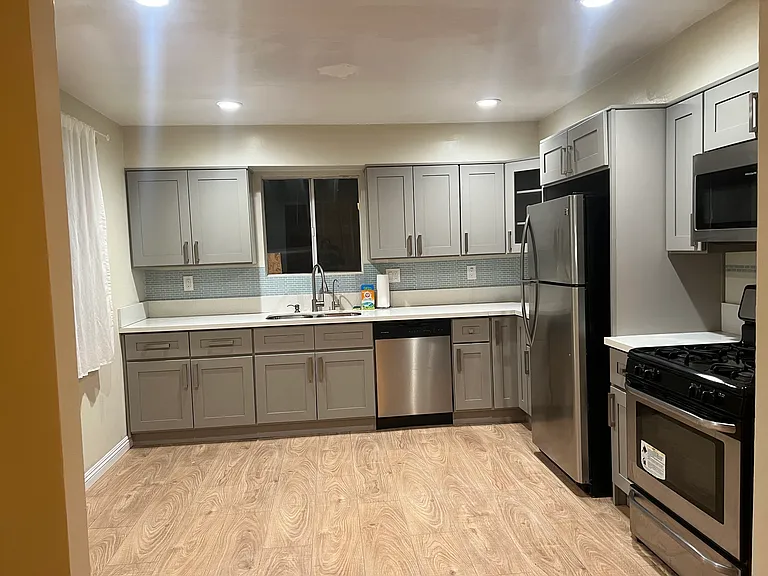 2118 N Marengo Ave — Photo 4