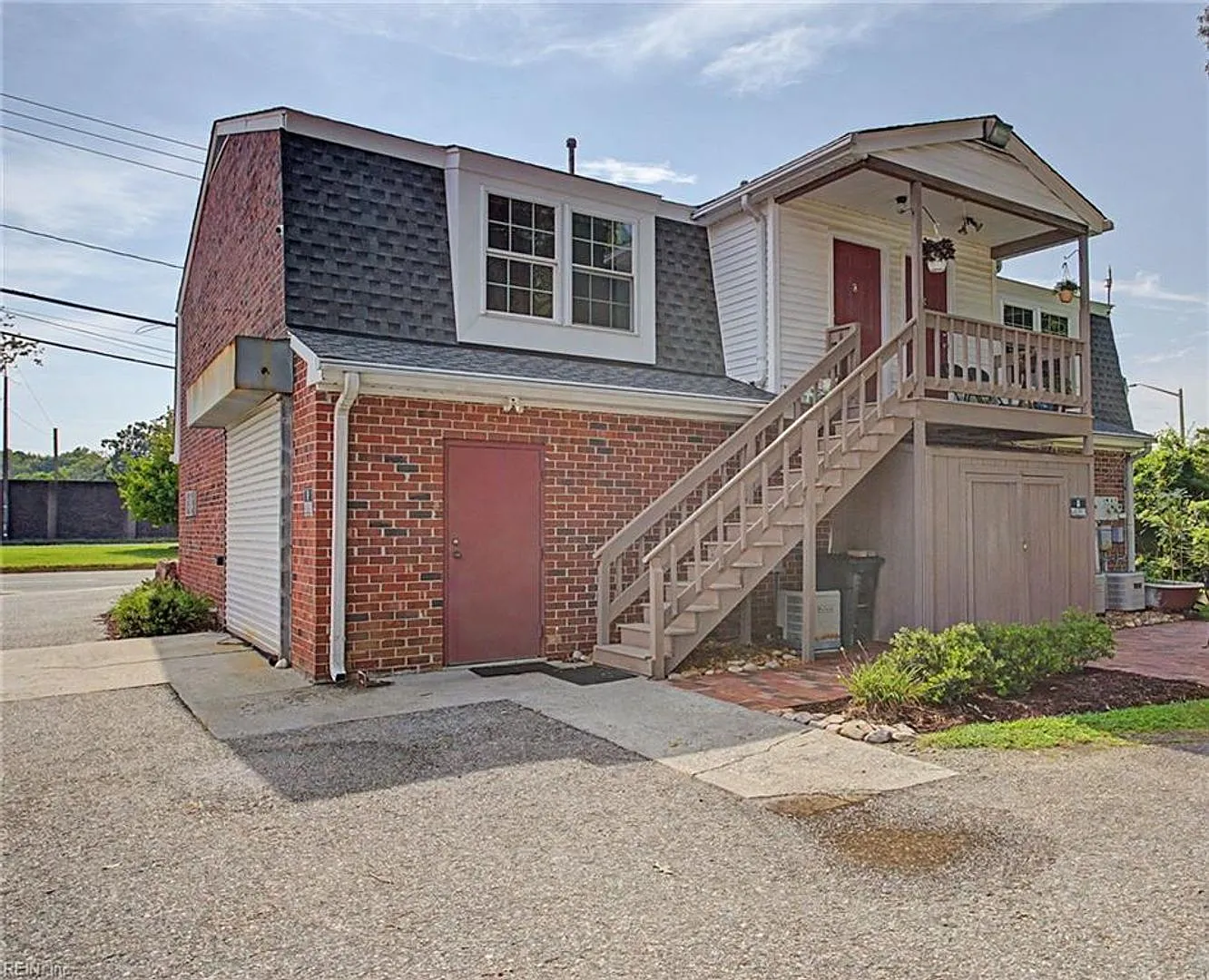 Unique Apartment Above a Business Convenient to Fort Eustis! — Photo 1