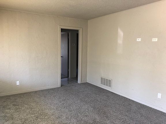 2nd image of 1406 Oxford Way