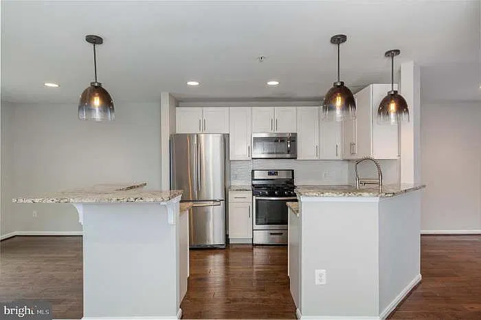 3 bed, 2050 sqft, $2,899 — Photo 3