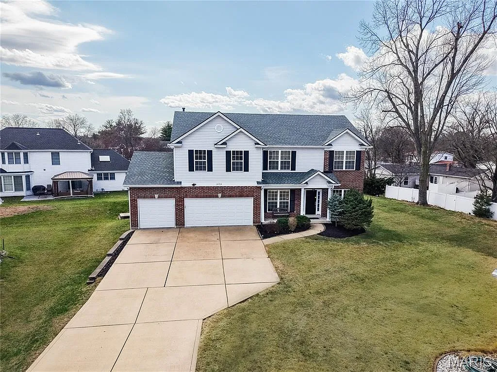 2352 The Courts Dr photo 1