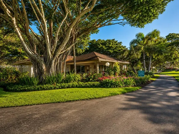 555 Oaks Ln APT 107, Pompano Beach, FL 33069