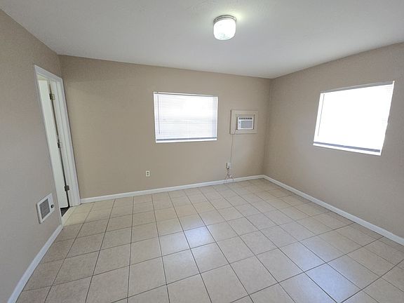 4th image of 953 6th St SE #1