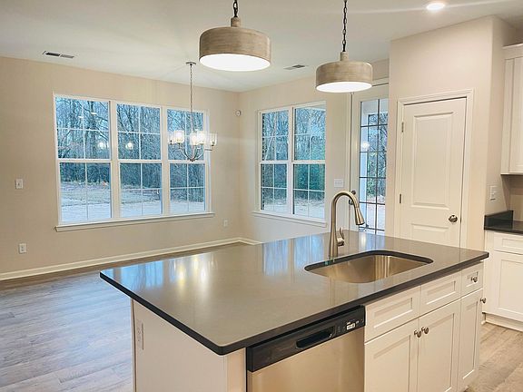 3rd image of 20 Dogwood Spring Dr