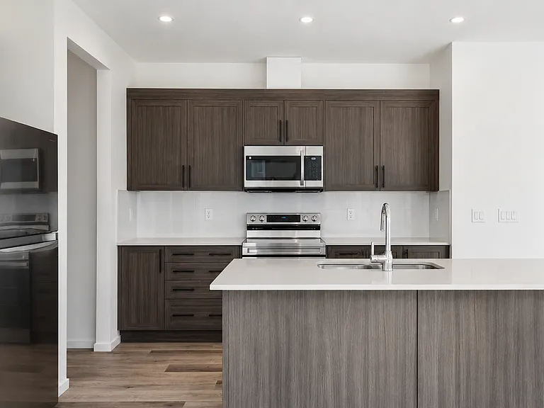 25 Yorkstone Row SW #UPPER — Photo 2