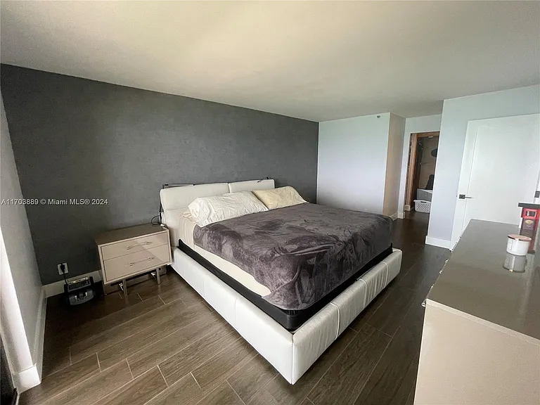2555 Collins Ave #1409 — Photo 32