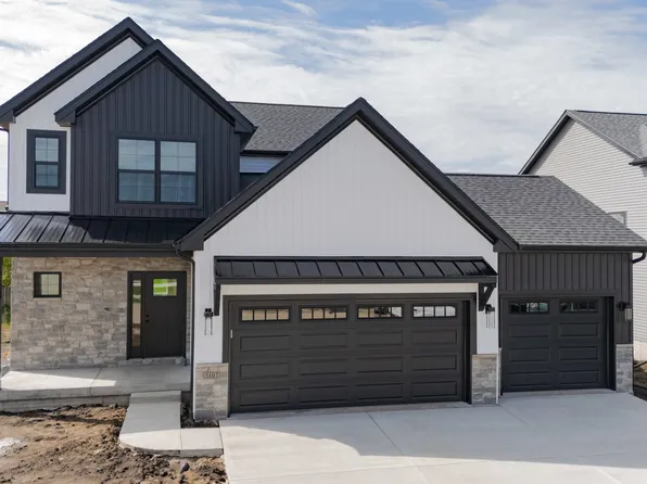 5012 Castlebar Dr, Bloomington, IL 61705