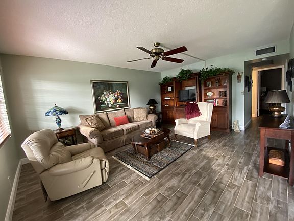 4th image of 221 Somerset Dr