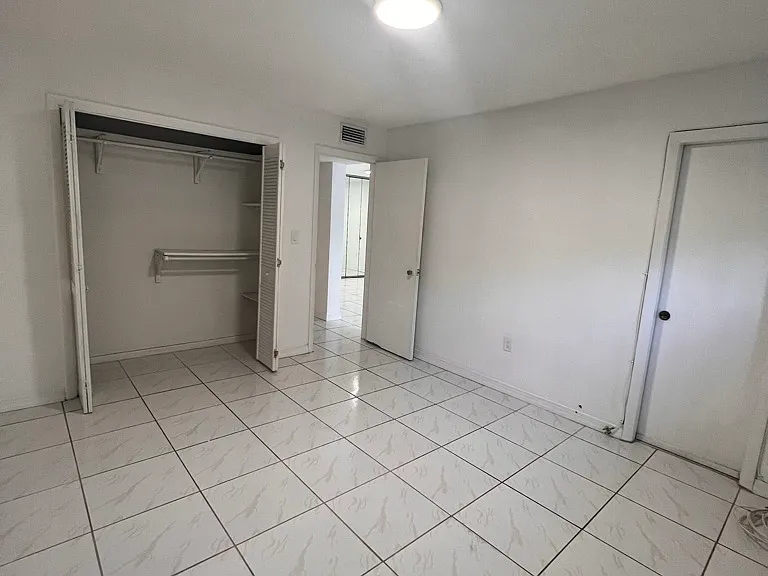 520 NE 38th St #6 — Photo 14