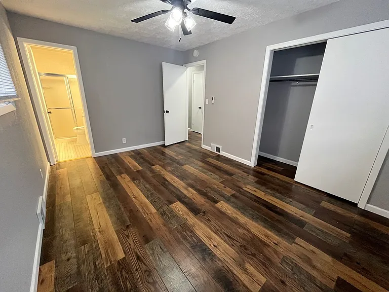 4300 S Hickory Hill Rd — Photo 9