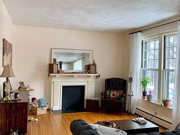 3rd image of 380 Lloyd Ave Unit 3