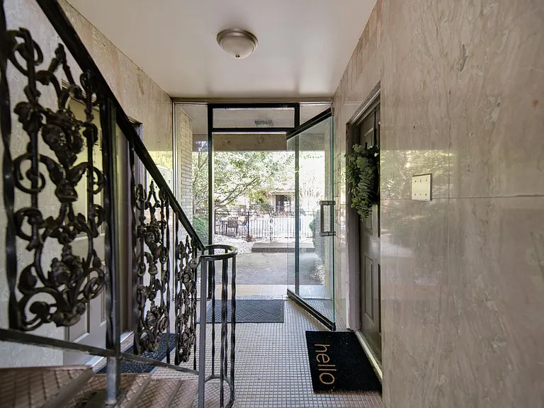 Entry breezeway
