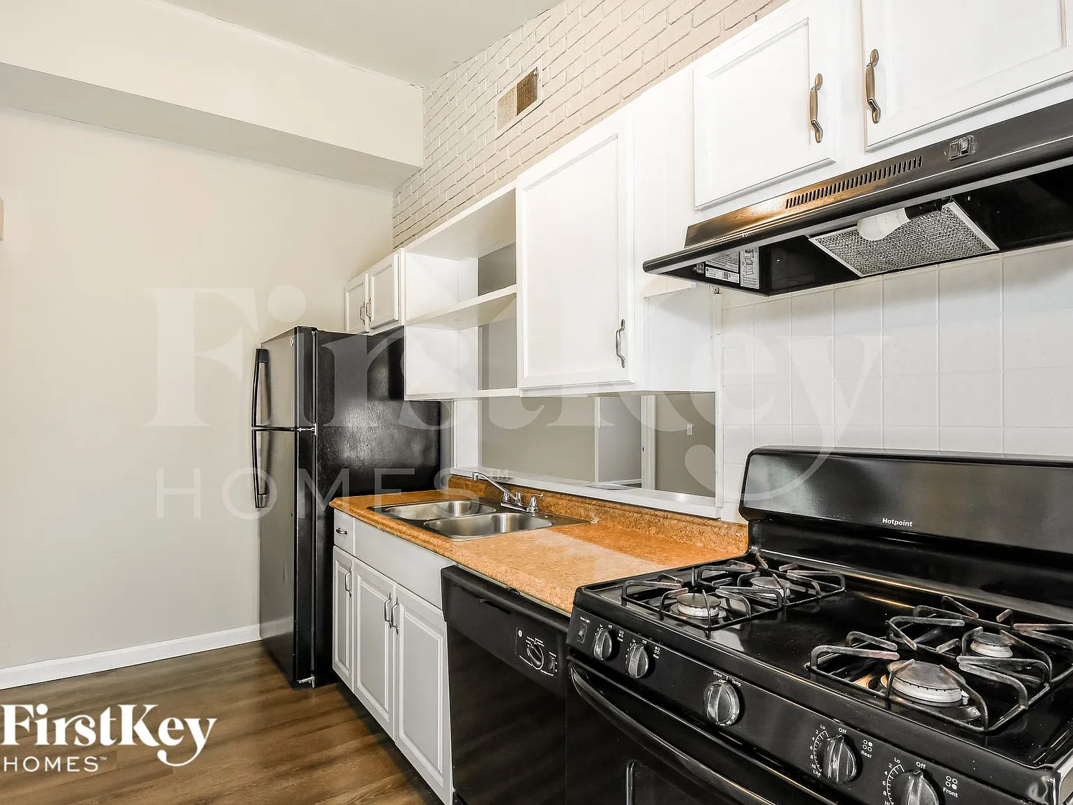 4 bed, 2.0 bath, 1372 sqft, $1,900 — Photo 3