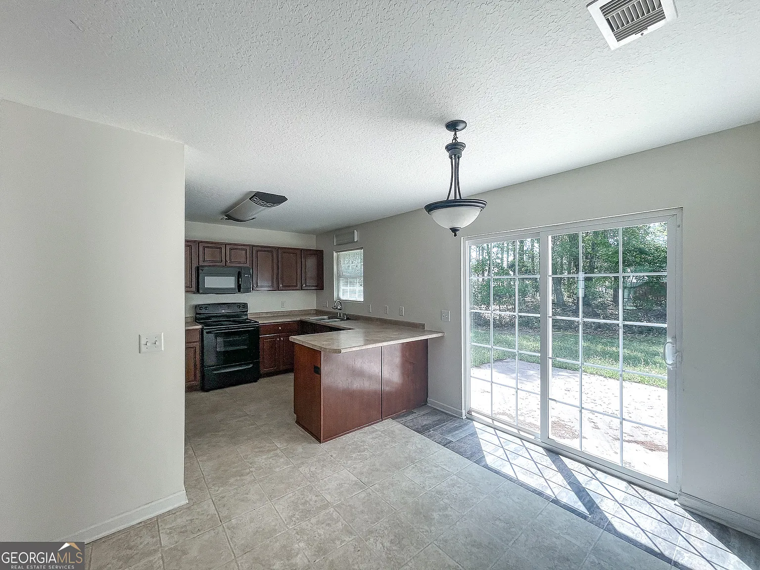 3 bed, 2.0 bath, 1390 sqft, $1,775 — Photo 3