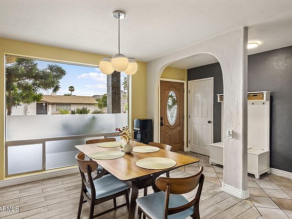 5th image of 611 E CANTERBURY Lane