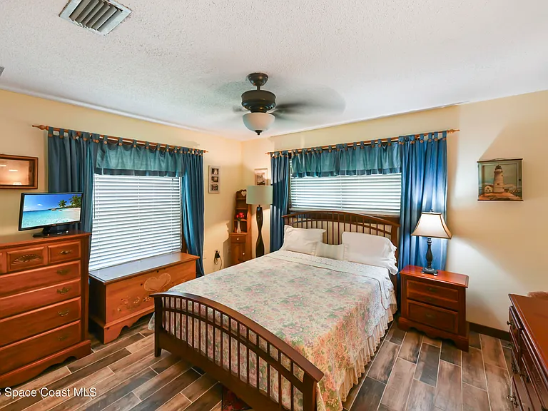 2230 Sykes Creek Dr — Photo 45