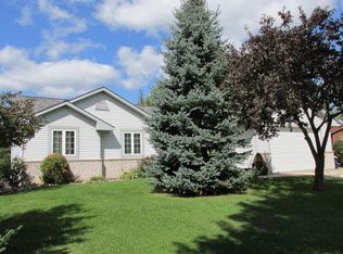 7569 N Point Ct, Kewaskum, WI 53040