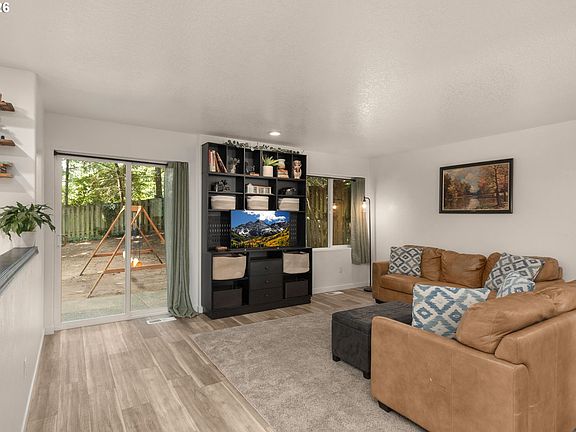 4th image of 5098 NE Schoeler Cir