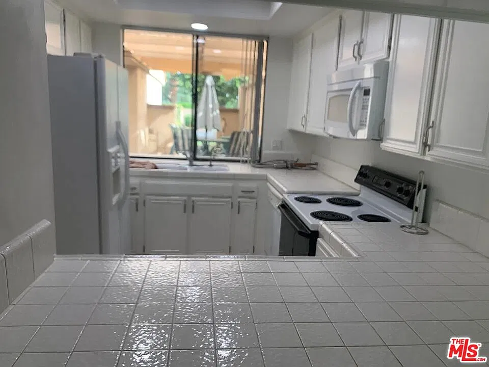1 bed, 1.5 bath, 854 sqft, $2,100 — Photo 3