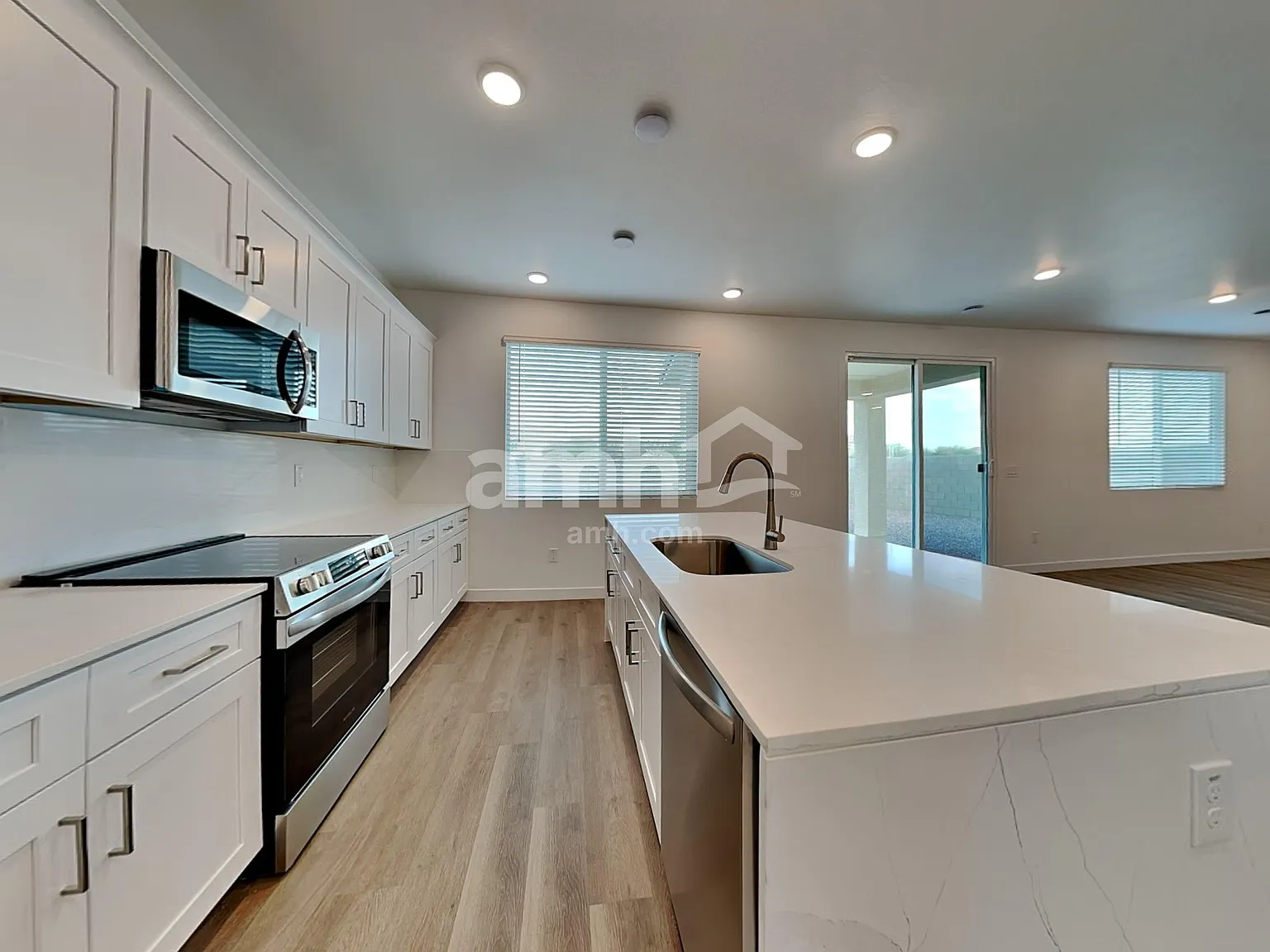 4 bed, 2.5 bath, 2220 sqft, $2,405 — Photo 3