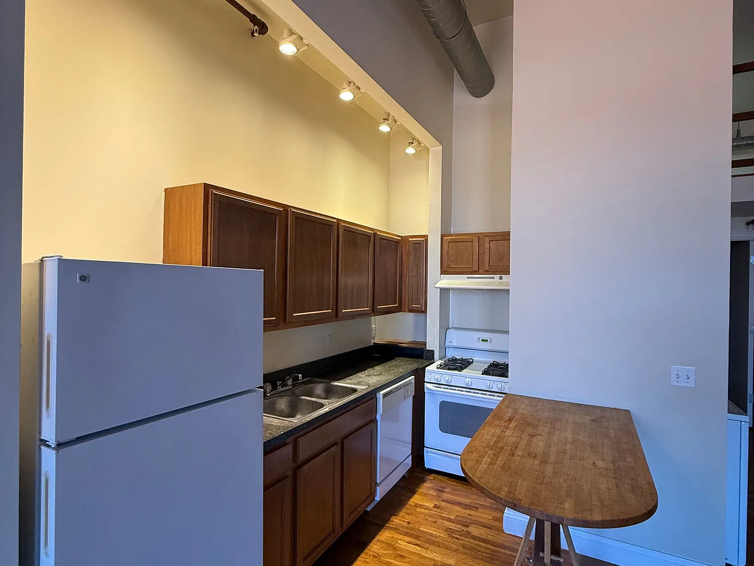 2 bed, 1110 sqft, $1,700 — Photo 3