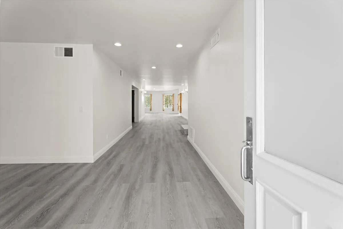 4 bed, 2324 sqft, $7,500 — Photo 2