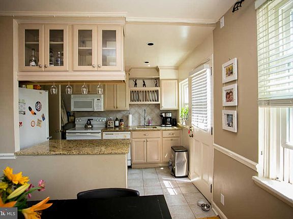 5th image of 3373 S Wakefield St #B