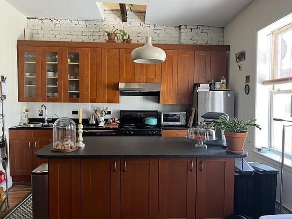 4th image of 12 Whitwell Pl #3