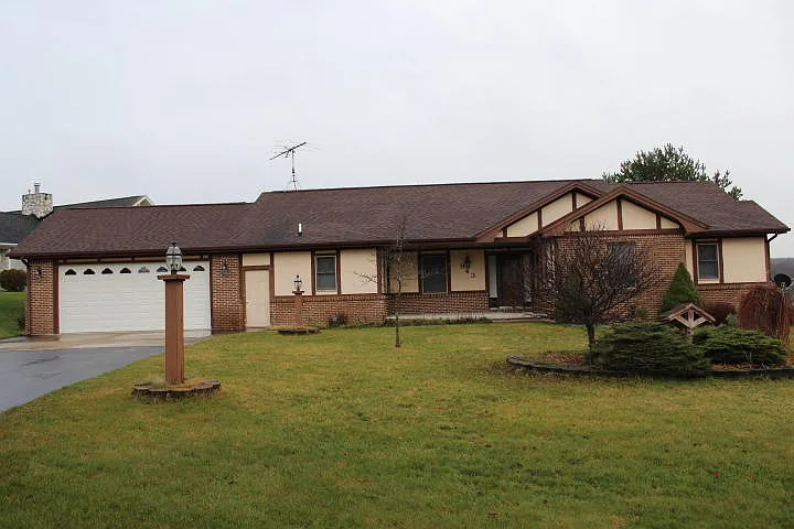 943 Fairway Dr photo 1