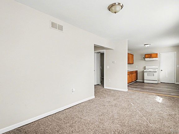 4th image of 40 W Strathmore Ave